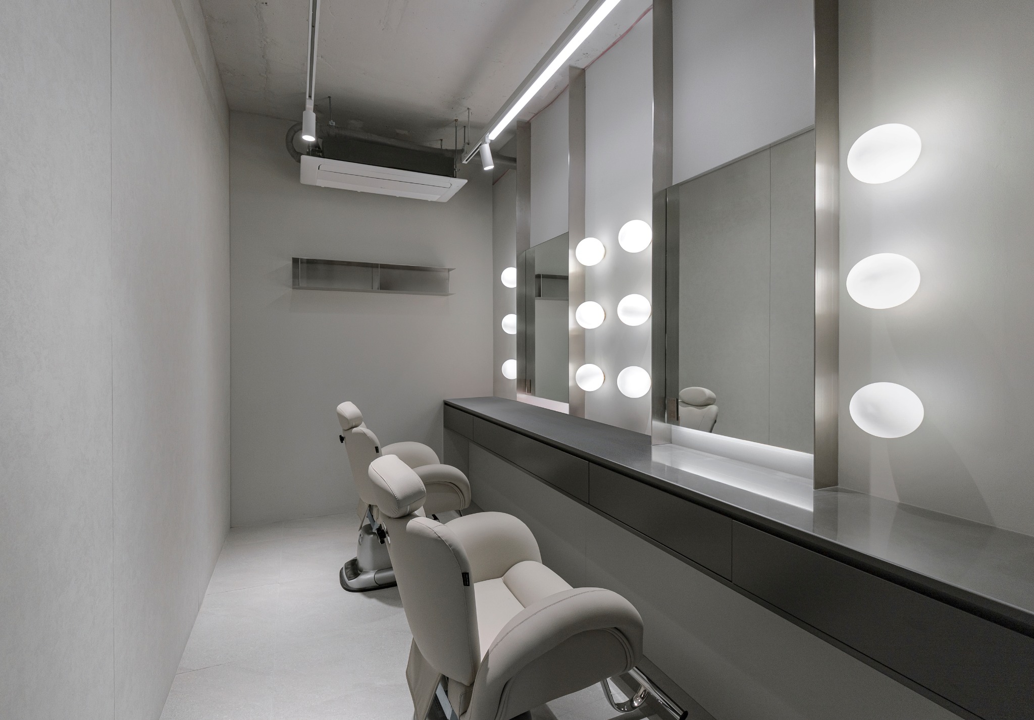 Makeup mirrors and chairs at Seongsu Perfume